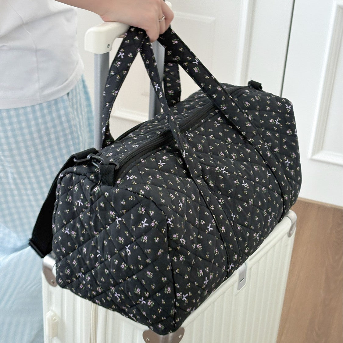 Travel Bag with Small Floral Quilted Design, Korean Style INS Large Capacity Lightweight Carry-On, Handheld and Crossbody Boston Bag